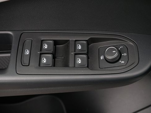 Certified 2025 Volkswagen Taos SEL image 19