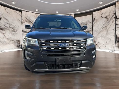 Used 2017 Ford Explorer XLT image 2