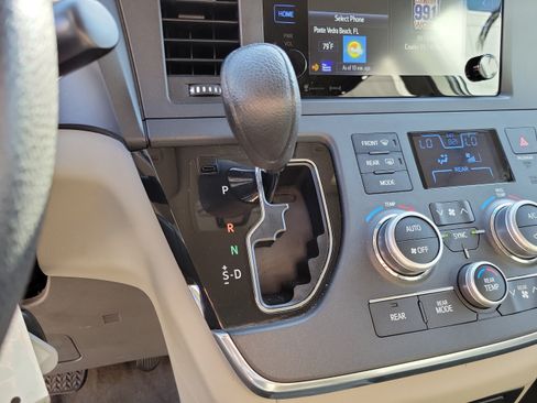 Used 2017 Toyota Sienna LE FWD image 16