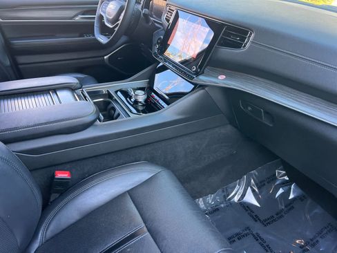 Used 2024 Jeep Wagoneer Series II w/ Flexible Seating Group image 17