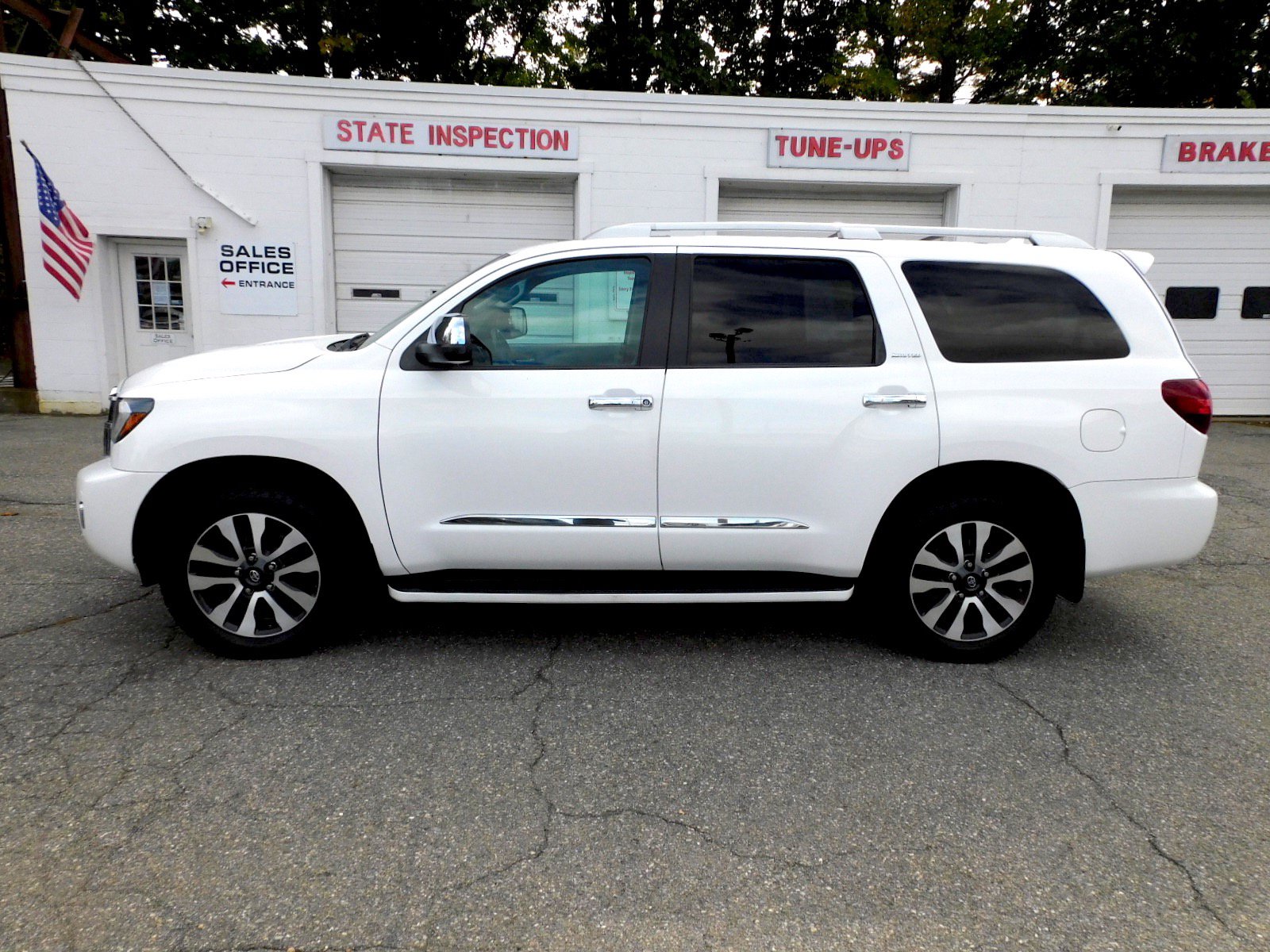 Used 2019 Toyota Sequoia Limited w/ Safety & Convenience Package AWD/4WD image 2
