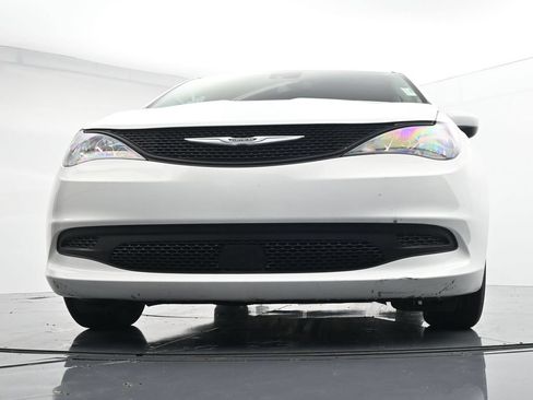 Used 2023 Chrysler Voyager LX FWD image 33