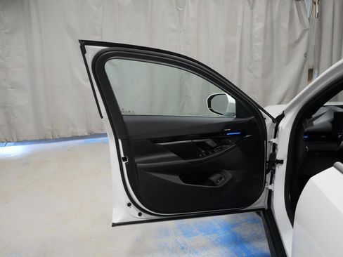 Used 2025 BMW 530i xDrive w/ Premium Package AWD/4WD image 26
