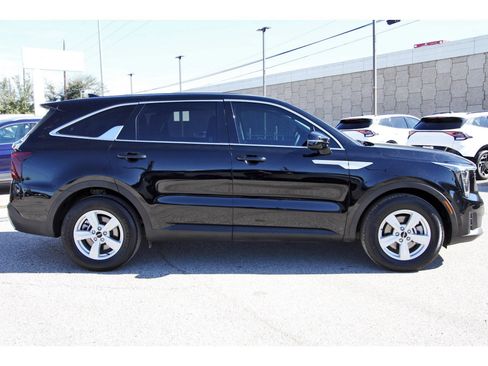 Certified 2025 Kia Sorento LX image 8