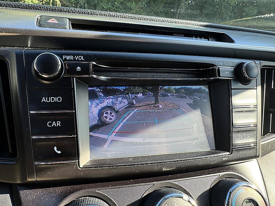 Used 2018 Toyota RAV4 LE FWD image 4