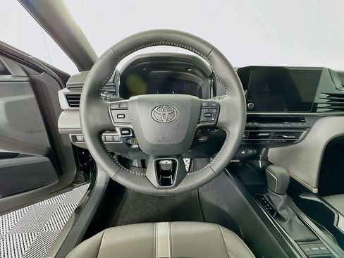 Used 2025 Toyota Camry SE image 11