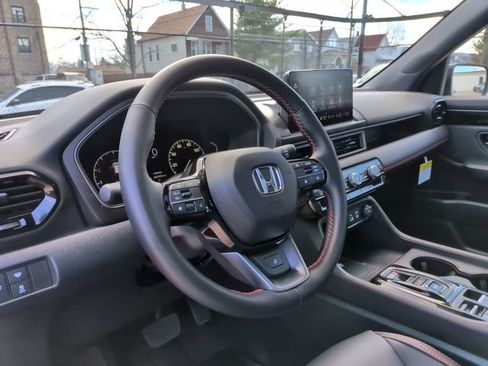 Used 2025 Honda Pilot TrailSport image 34