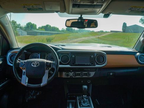 Used 2016 Toyota Tacoma SR5 w/ SR5 Appearance Package (SN) AWD/4WD image 9