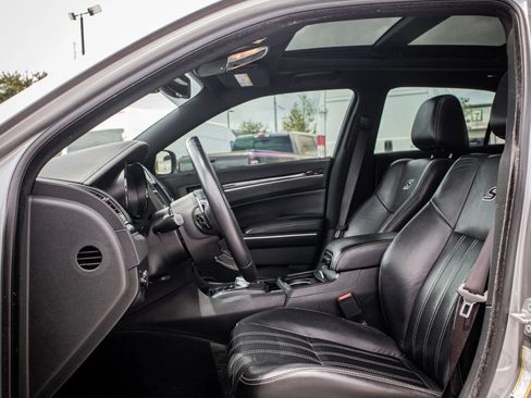 Used 2018 Chrysler 300 S w/ 300S Premium Group RWD image 31