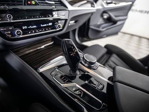 Used 2023 BMW 530e w/ M Sport Package image 35