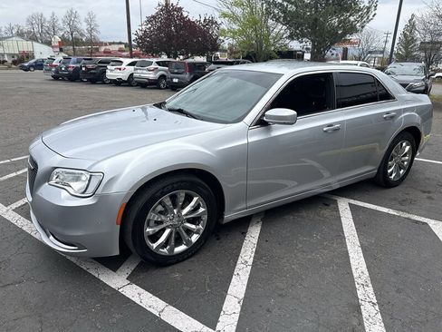 Used 2021 Chrysler 300 Touring L image 2