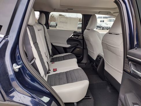 New 2026 Mitsubishi Outlander SE image 11