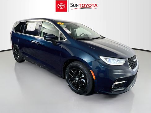 Used 2023 Chrysler Pacifica Touring-L FWD image 1