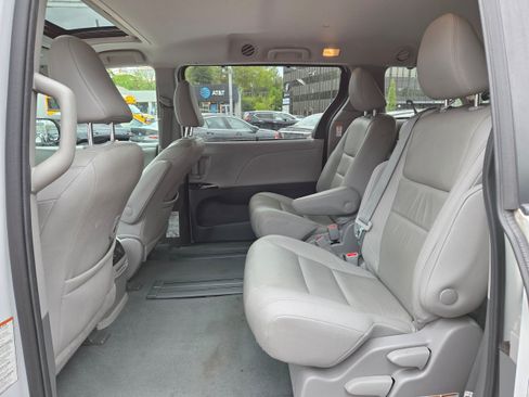 Used 2020 Toyota Sienna XLE FWD image 22