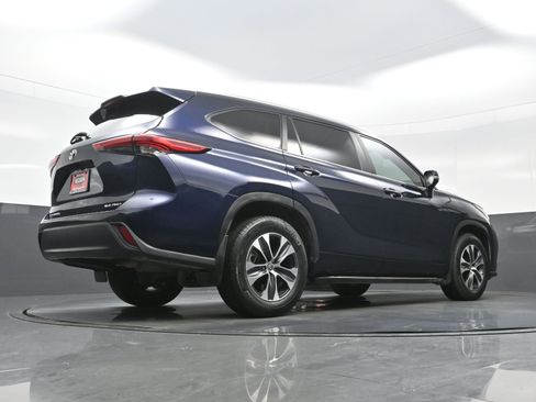 Used 2023 Toyota Highlander XLE AWD/4WD image 31