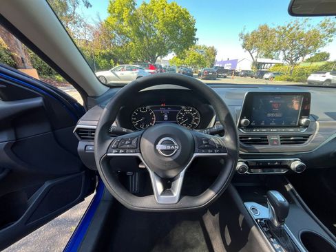 Used 2025 Nissan Altima 2.5 SV FWD image 33