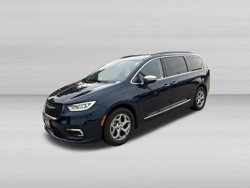 Used 2022 Chrysler Pacifica Limited w/ Uconnect Theater Family Group FWD image 10