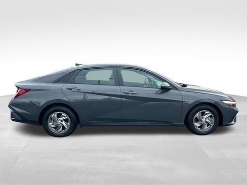 Used 2024 Hyundai Elantra SE FWD image 7