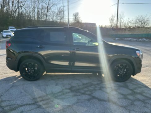 Used 2022 GMC Terrain SLE w/ Elevation Edition image 8