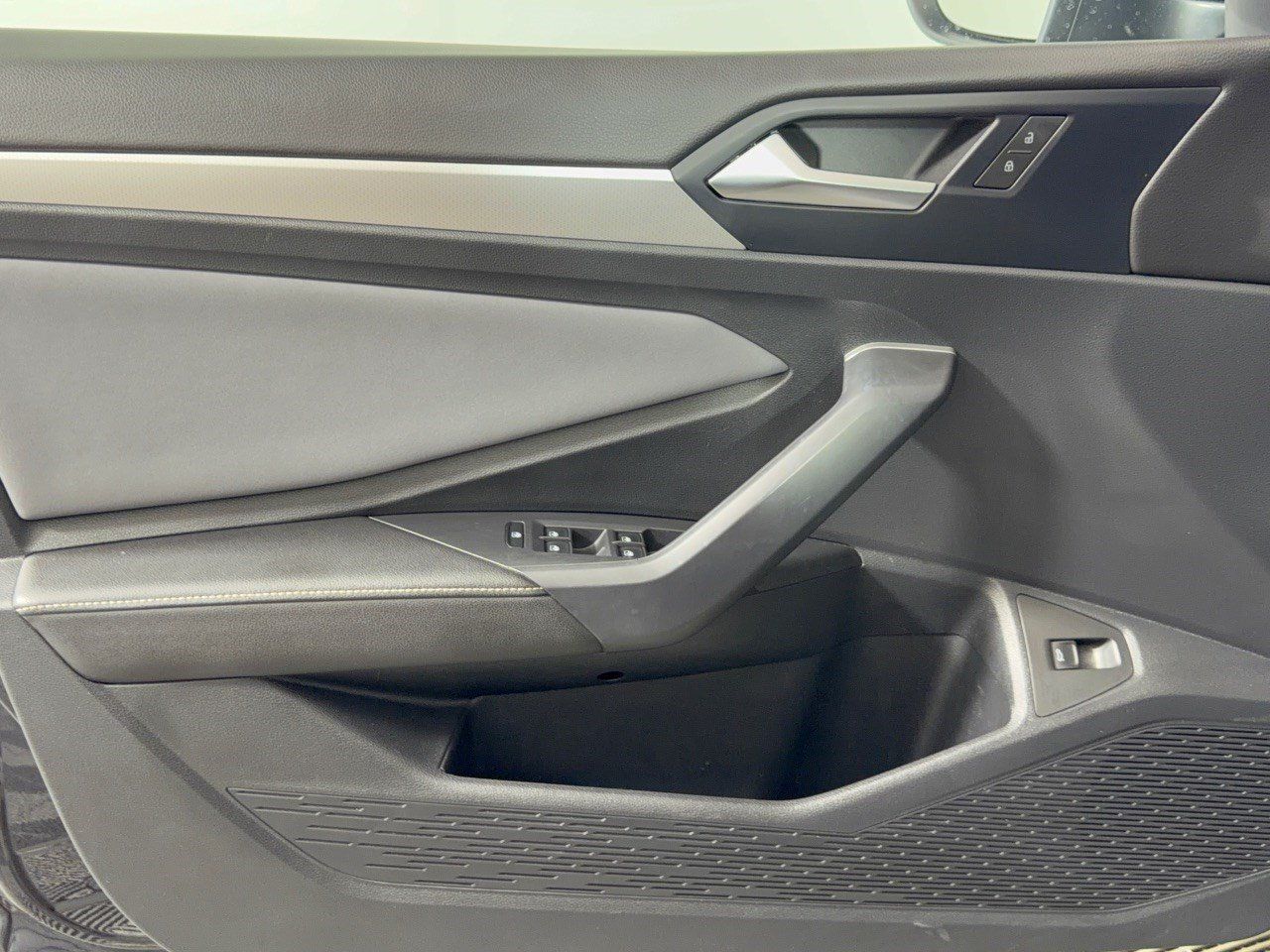 Used 2025 Volkswagen Jetta SE FWD image 14