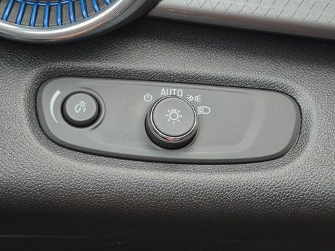 Used 2025 Chevrolet Trax LT FWD image 15