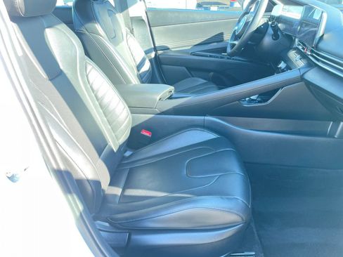 Used 2025 Hyundai Elantra Limited image 37