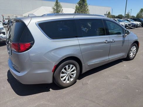 Used 2019 Chrysler Pacifica Touring-L FWD image 3