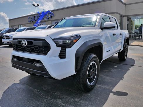 Used 2025 Toyota Tacoma TRD Off-Road AWD/4WD image 3