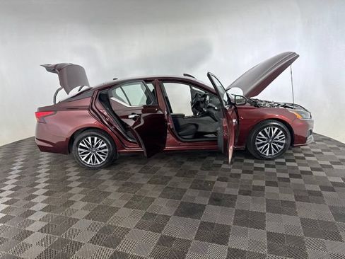 Used 2025 Nissan Altima 2.5 SV FWD image 17