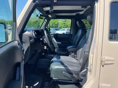 Used 2016 Jeep Wrangler Unlimited Sahara w/ Dual Top Group AWD/4WD image 19