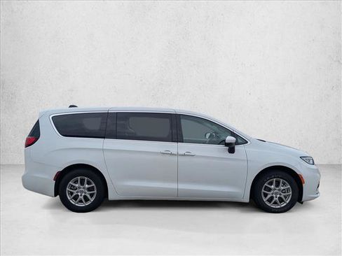 Used 2023 Chrysler Pacifica Touring-L FWD image 4