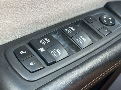 Used 2022 Chrysler Pacifica Limited FWD image 28