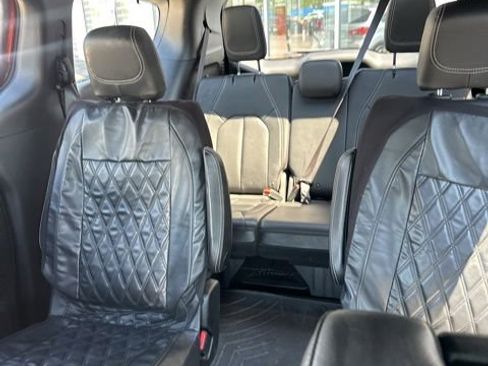 Used 2018 Chrysler Pacifica Touring-L Plus w/ Advanced Safetytec Group FWD image 19