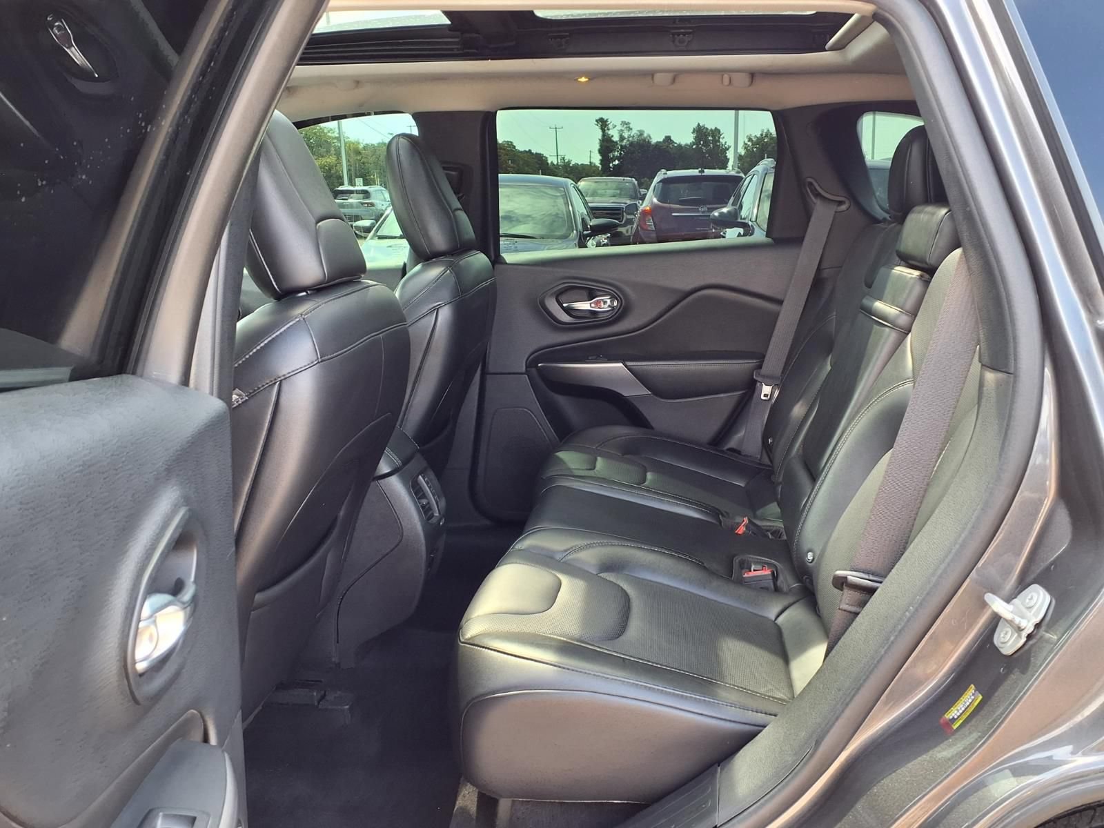 Used 2019 Jeep Cherokee Limited AWD/4WD image 12