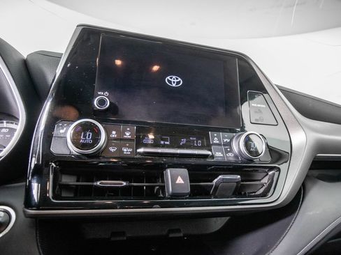 Used 2024 Toyota Highlander XLE FWD image 26