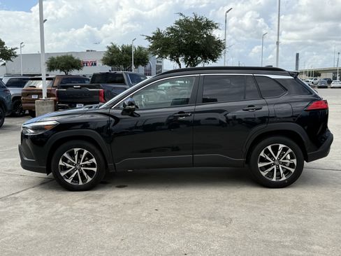 Used 2025 Toyota Corolla Cross XLE FWD image 8