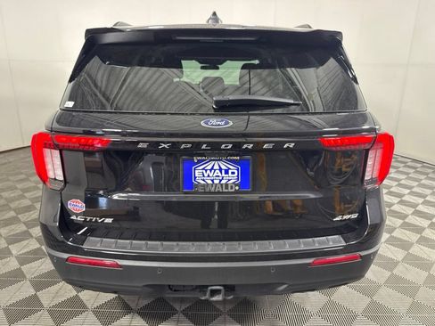 Used 2025 Ford Explorer Active AWD/4WD image 8