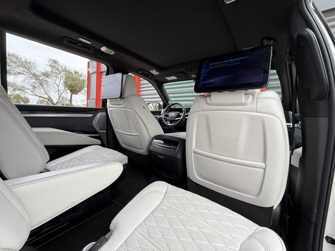 Used 2025 Cadillac Escalade ESV V image 17