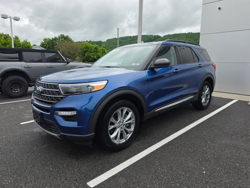 Used 2023 Ford Explorer XLT w/ Equipment Group 202A AWD/4WD image 7