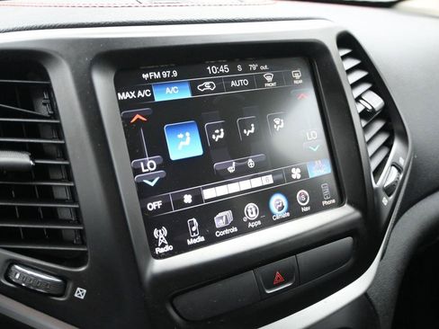Used 2015 Jeep Cherokee Trailhawk w/ Comfort/Convenience Group AWD/4WD image 4