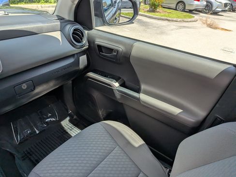 Used 2022 Toyota Tacoma SR5 RWD image 17
