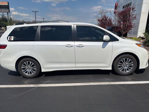 Used 2019 Toyota Sienna XLE w/ XLE Navigation Package FWD image 4