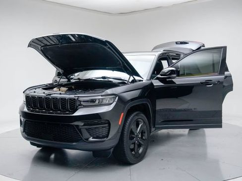 Used 2023 Jeep Grand Cherokee Altitude AWD/4WD image 17