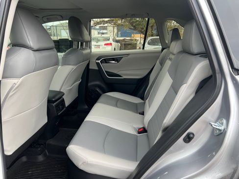 Used 2021 Toyota RAV4 XLE Premium image 26