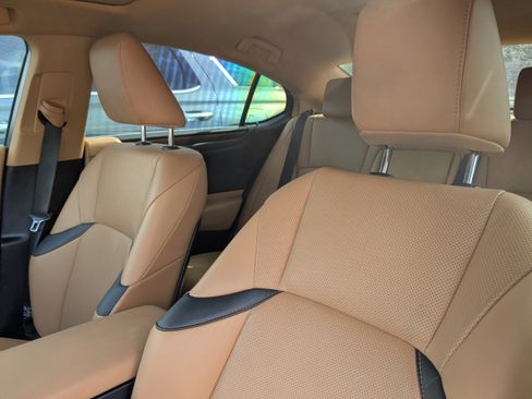 Used 2023 Lexus ES 350 w/ Premium Package FWD image 9