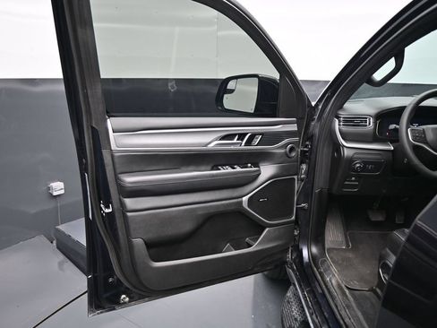 Used 2025 Jeep Wagoneer 4WD w/ Premium Group I image 10