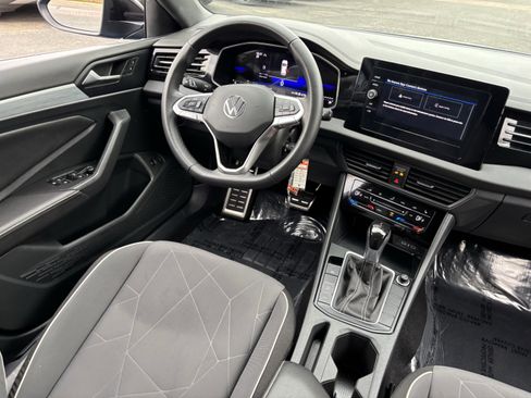 Used 2025 Volkswagen Jetta Sport image 12