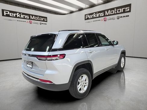 Certified 2024 Jeep Grand Cherokee Laredo AWD/4WD image 5
