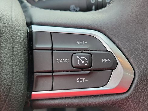 Used 2024 Jeep Compass Latitude image 10