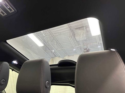 Used 2024 Land Rover Discovery Dynamic SE image 41